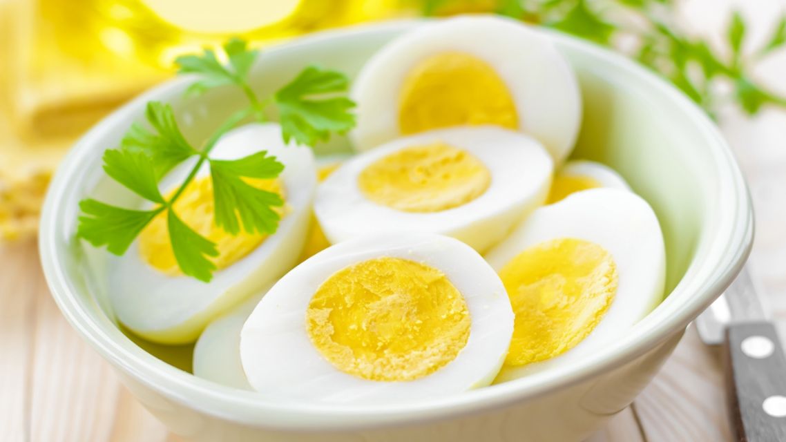 15 Mitos Makanan yang Dianggap Aman untuk Bayi, Nggak Semuanya Benar: Ini Faktanya! 23 Telur rebus matang yang dipotong