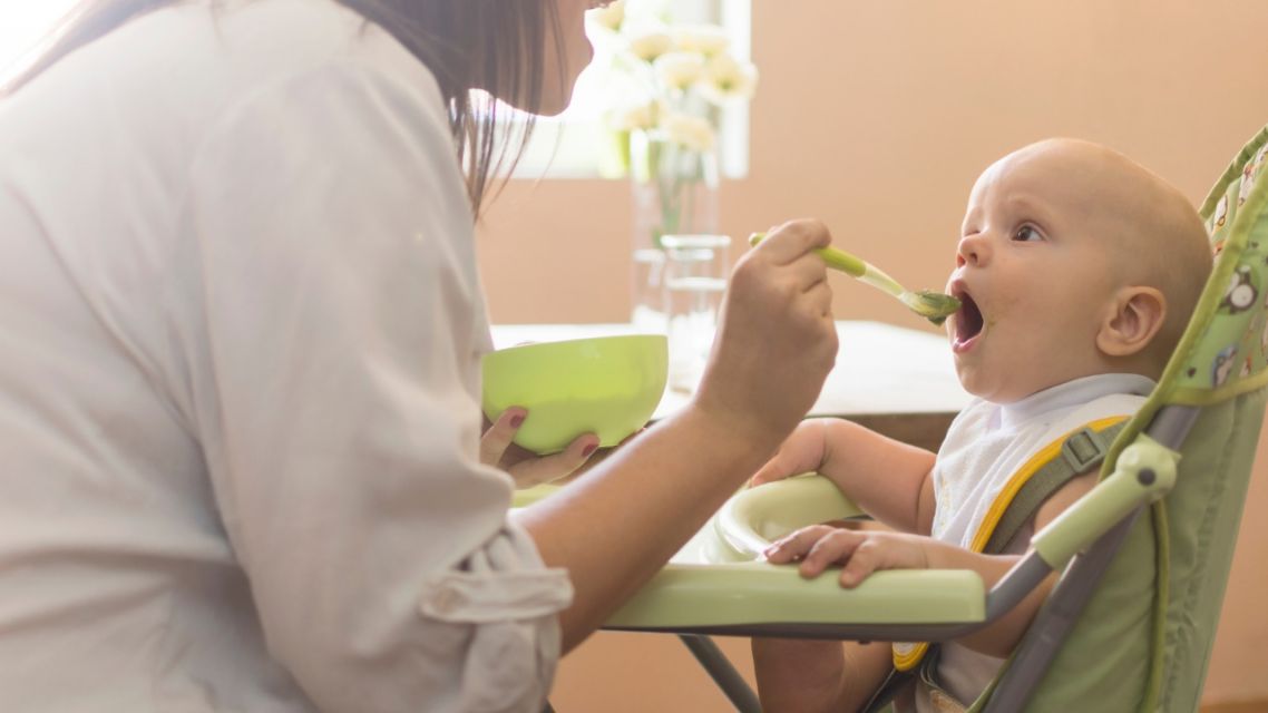 15 Mitos Makanan yang Dianggap Aman untuk Bayi, Nggak Semuanya Benar: Ini Faktanya! 26 Bayi makan MPASI di kursi makan