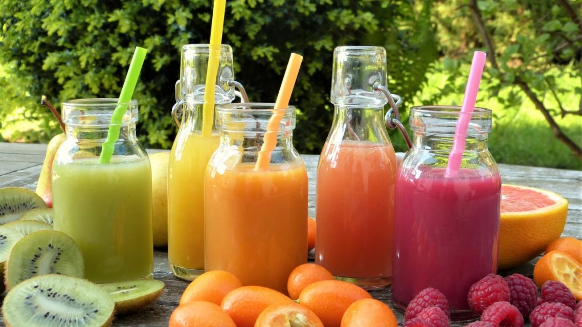 15 Mitos Makanan yang Dianggap Aman untuk Bayi, Nggak Semuanya Benar: Ini Faktanya! 28 Jus buah dalam gelas