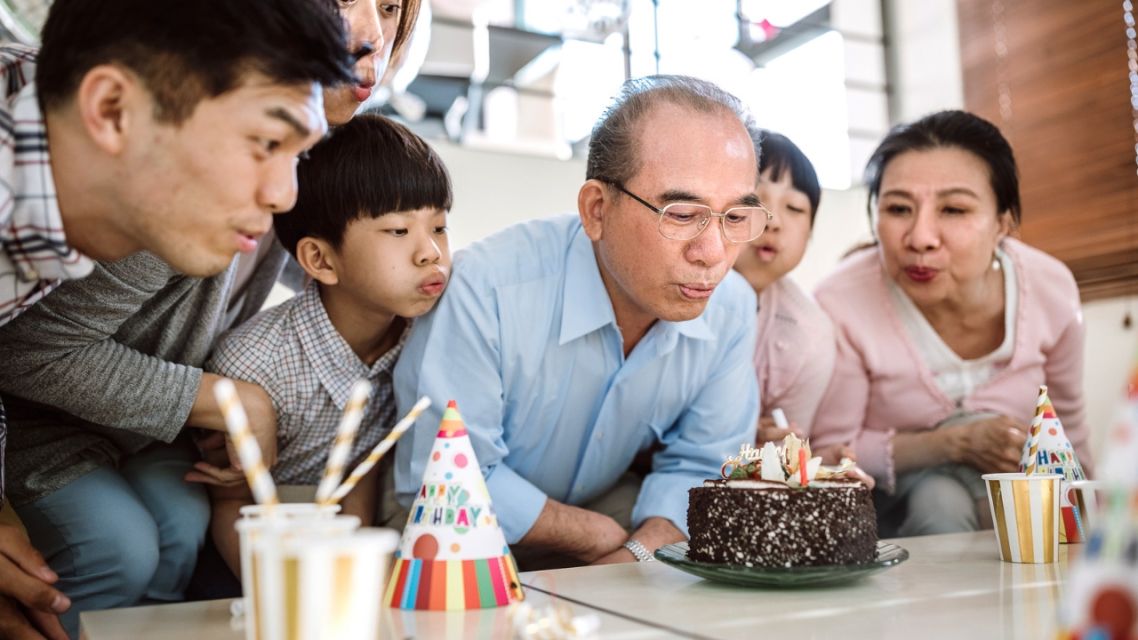 35 Ucapan Ulang Tahun untuk Ayah yang Menyentuh Hati, Bikin Haru dan Penuh Makna 15 Ulang tahun ayah dirayakan bersama keluarga