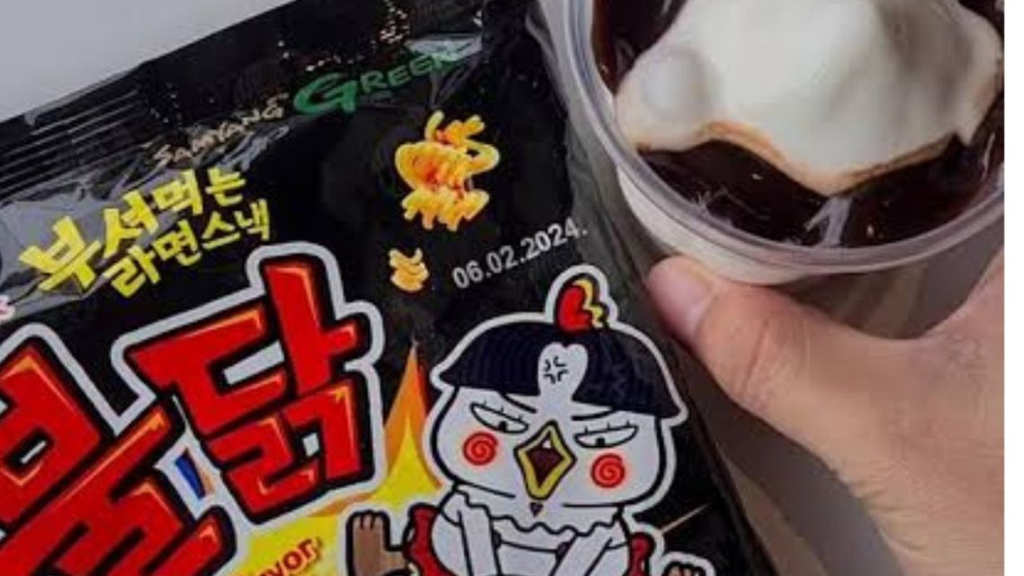 16 Sekte Makanan Absurd ala Netizen +62, dari Masih Masuk Akal sampai Bikin Geleng-Geleng! 21 Mi pedas Samyang disajikan dengan es krim vanila