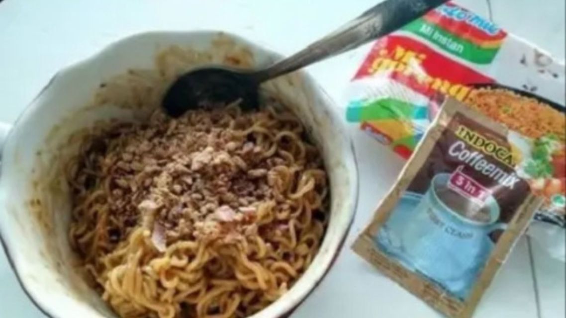 16 Sekte Makanan Absurd ala Netizen +62, dari Masih Masuk Akal sampai Bikin Geleng-Geleng! 20 Mi goreng instan dicampur kopi hitam
