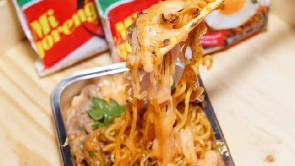 16 Sekte Makanan Absurd ala Netizen +62, dari Masih Masuk Akal sampai Bikin Geleng-Geleng! 23 Mi goreng instan dengan saus mentai dan telur ikan tobiko