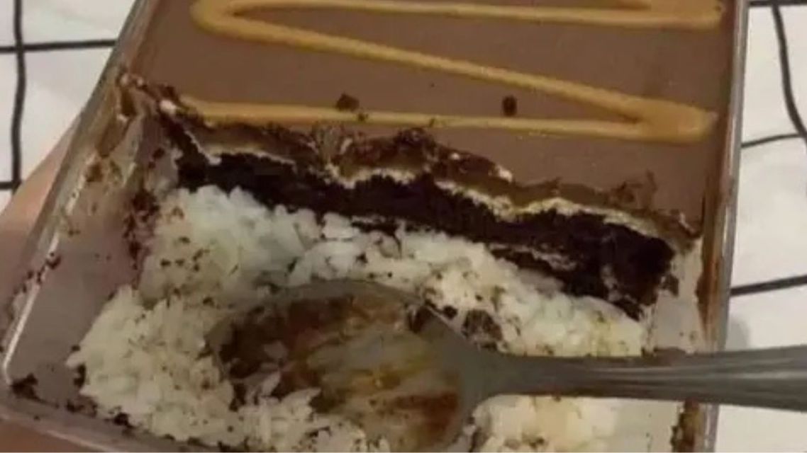 16 Sekte Makanan Absurd ala Netizen +62, dari Masih Masuk Akal sampai Bikin Geleng-Geleng! 27 Nasi putih disajikan dengan kue cokelat