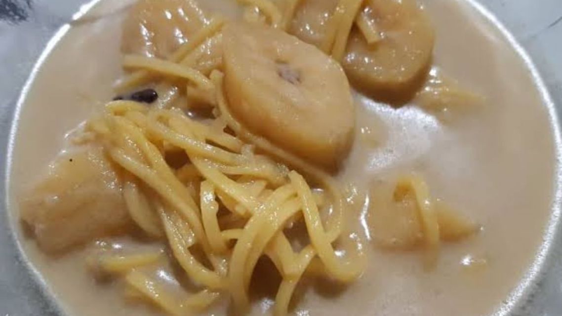 16 Sekte Makanan Absurd ala Netizen +62, dari Masih Masuk Akal sampai Bikin Geleng-Geleng! 29 Mi kuah dicampur kolak pisang