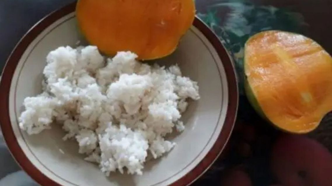 16 Sekte Makanan Absurd ala Netizen +62, dari Masih Masuk Akal sampai Bikin Geleng-Geleng! 28 Nasi putih dengan potongan mangga matang