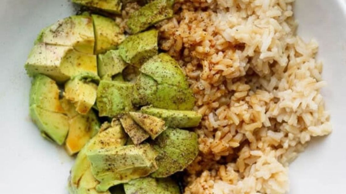 16 Sekte Makanan Absurd ala Netizen +62, dari Masih Masuk Akal sampai Bikin Geleng-Geleng! 32 Nasi putih dengan alpukat dan siraman kecap manis