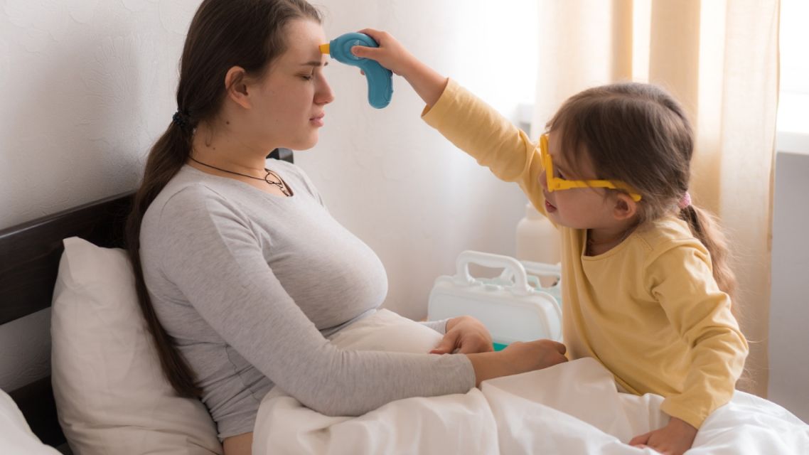 7 Mitos vs Fakta Beban Anak Pertama Perempuan, Kuat Terus Bukan Kewajiban 12 Anak perempuan menemani ibunya