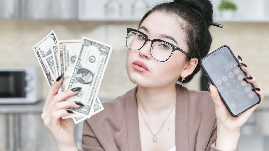 7 Mitos vs Fakta Beban Anak Pertama Perempuan, Kuat Terus Bukan Kewajiban 14 Perempuan muda menghitung uang di meja