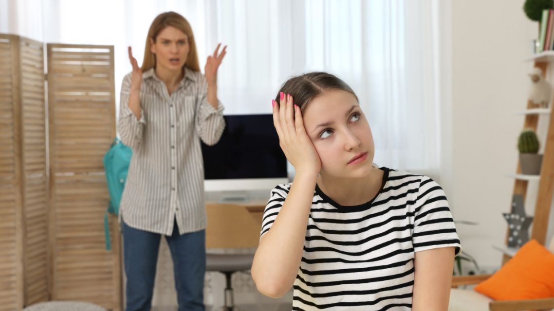 7 Mitos vs Fakta Beban Anak Pertama Perempuan, Kuat Terus Bukan Kewajiban 15 Anak perempuan sedang dimarahi ibunya