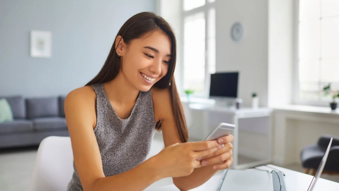 5 Fakta Bahasa Campur-Campur tapi Tetap Indonesia, Gen Z Relate Banget! 8 Anak muda bermain media sosial di ponsel