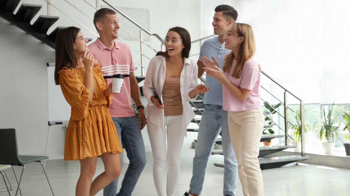 5 Fakta Bahasa Campur-Campur tapi Tetap Indonesia, Gen Z Relate Banget! 10 Sekelompok anak muda berkumpul dan bercanda